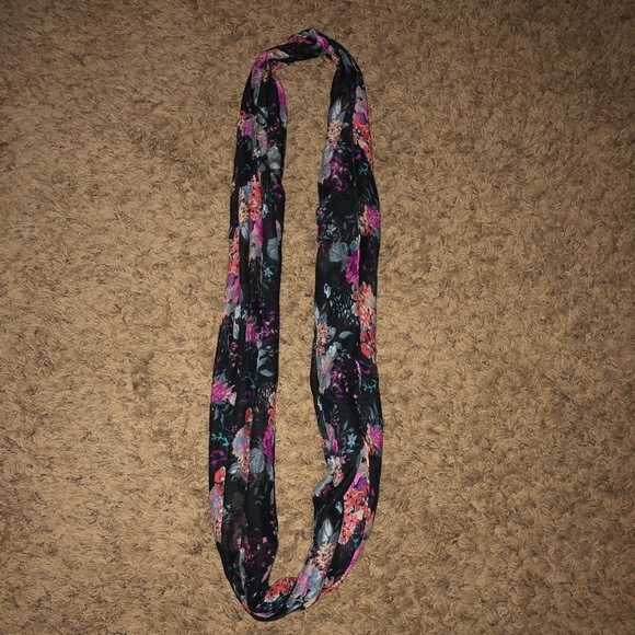 Scarf - Picture 1 of 3
